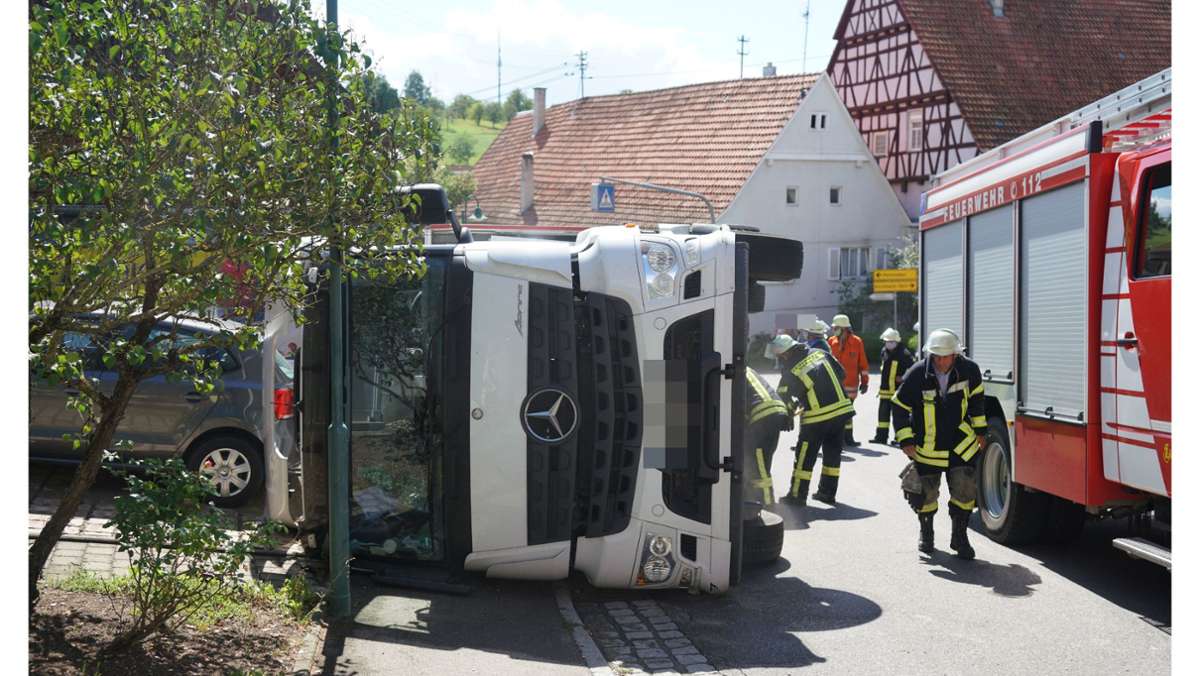  Am Dienstagnachmittag ist in Ohmden (Kreis Esslingen) ein mit Sand beladener Sattelzug umgekippt. Dabei wurde dessen Fahrer leicht verletzt. Es entstand ein hoher Schaden. 