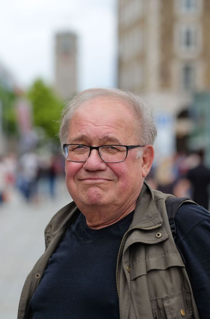Martin David (77), Heiningen, Rentner: „Mir ist es Wurscht. Ich fahre von Göppingen mit der Bahn. Die VVS-Tageskarte kostet 15,30 Euro, das Parkhaus wahrscheinlich 15,80 Euro. Aber wenn man Einkaufstaschen voll mit irgendwas hat, wird das schon mal lästig.“bmw