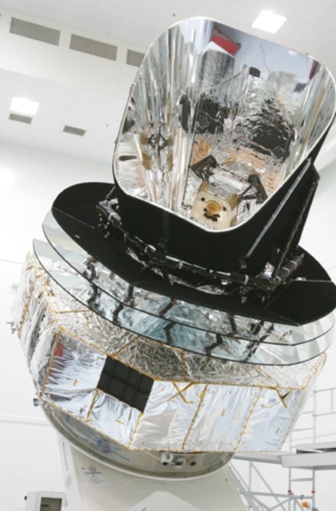 Der Satellit Planck in einem Testraum: noch ist der runde Spiegel, der die Mikrowellenstrahlung aufnehmen soll, nicht installiert. Er wird später in der silbrigen Abschirmung versteckt. Der Satellit ist etwa vier Meter hoch und wiegt fast zwei Tonnen.