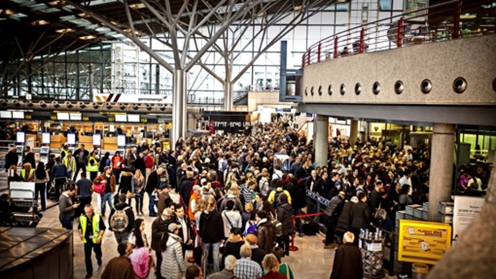 Warnstreik am Flughafen Stuttgart: 200 Meter lange Schlange in den Terminals