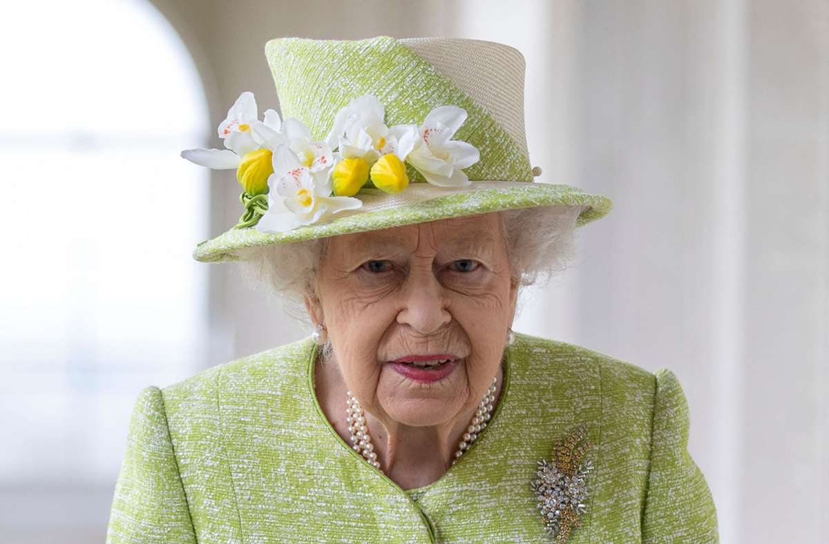 Elizabeth II. zeigte sich ausgesprochen frühlingshaft – mit Blumen am Hut...