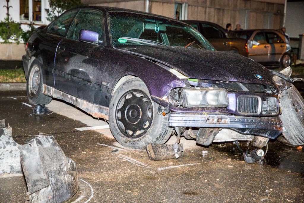 Ein 21-Jähriger hat am Donnerstagabend mit seinem BMW 3er einen schweren Unfall verursacht.