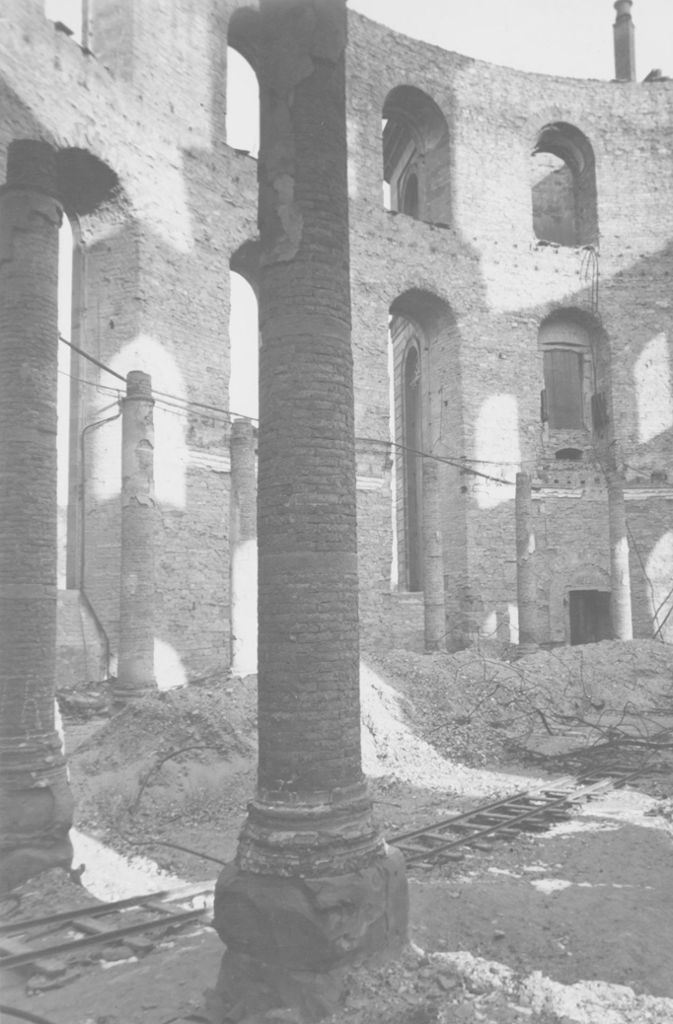 Innenraum der Paulskirche während der Enttrümmerung 1947