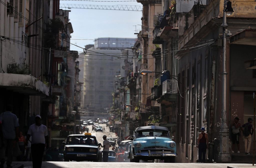 Nach dem Zusammenbruch der Sowjetunion stürzt Kuba in eine tiefe wirtschaftliche Krise. Durch eine Forcierung des Tourismus und eine Kooperation mit dem ölreichen Venezuela kann die sozialistische Regierung den Zusammenbruch schließlich verhindern.
