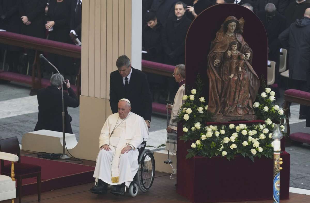 Franziskus wurde im Rollstuhl zu der Zeremonie auf dem Petersplatz gebracht.