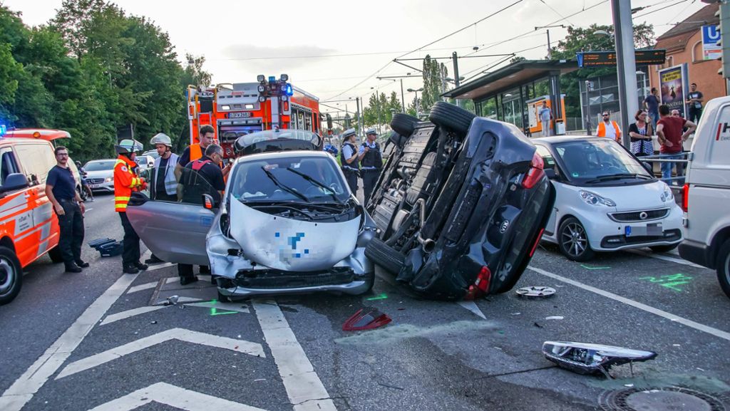 Unfall in  Bad Cannstatt: Drei Verletzte bei Karambolage mit sechs Fahrzeugen