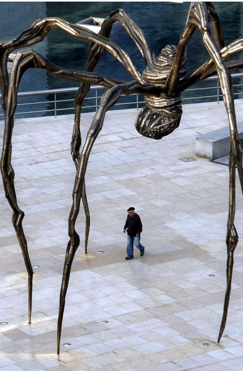 Kunst gibt es nicht nur innen, sondern auch im Außenbereich – hier eine Spinne von Louise Bourgeois.