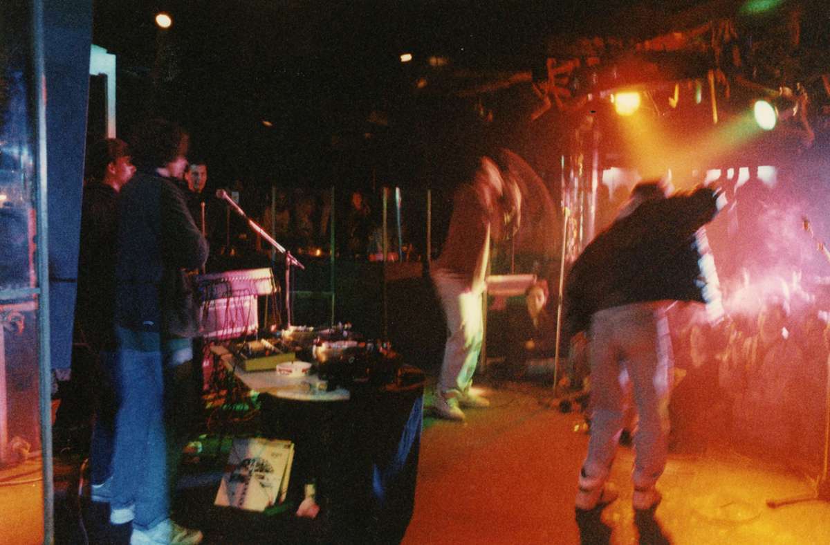 1990 bei einem Auftritt im Stuttgarter Club Oz. Dort spielten übrigens auch mal Depeche Mode in ihren Anfangstagen.