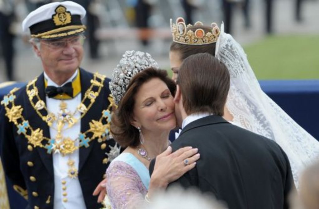 2010: Königin Silvia küsst ihren frischgebackenen Schwiegersohn, Prinz Daniel.