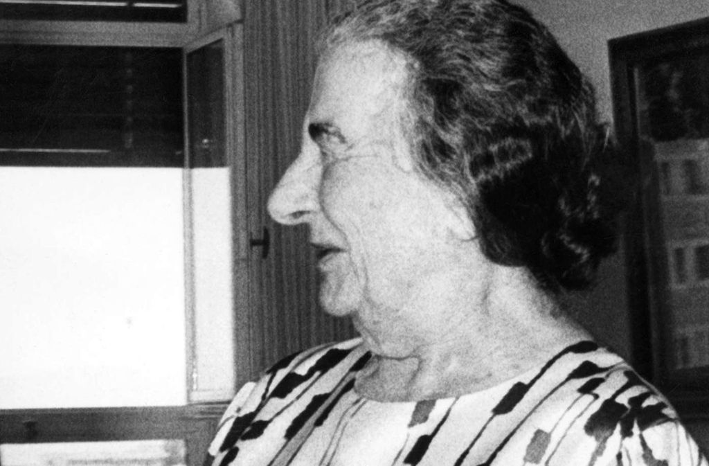 Golda Meir Ihr Mentor David Ben-Gurion nannte sie den „einzigen Mann in der Regierung“. Golda Meir (Mitte, mit US-Senator Edward Kennedy und dessen Frau Joan 1971) galt als harte, ja sogar gefürchtete Politikerin. Zeitgenossen kam die bärbeißige, kettenrauchende Art der israelischen Ministerpräsidentin vermutlich unweiblich vor. Zum Hardliner der zionistischen Sache war sie aber durch das Erlebnis von Pogromen in Kiew geworden, wo sie als Tochter eines armen jüdischen Zimmermanns den Antisemitismus der Bevölkerung schon in frühester Kindheit zu spüren bekam. Politik begriff sie fortan als Überlebenskampf. Umso erstaunlicher, dass sie als Regierungschefin auf den arabischen Überraschungsangriff im Jom-Kippur-Krieg von 1973 nicht vorbereitet war. Als die Katastrophe dann ihren Lauf nahm – schreibt ihre Biografin Francine Klagsbrun –, kämpfte sie wie eine Löwin, um Unheil von ihrem Land abzuwenden. Letztlich bedeutete dieser Krieg ihr politisches Ende: 1974 trat Israels eiserne Lady, eine der wichtigsten Politikerinnen des 20. Jahrhunderts, zurück. (say)