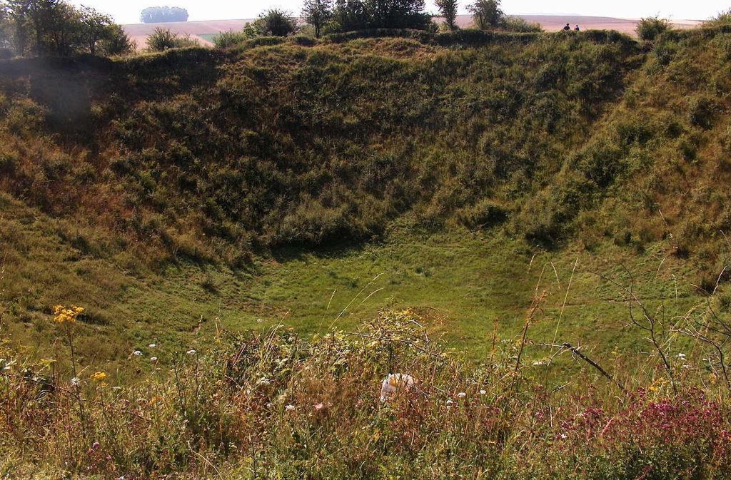 1. Juli 1916 – Lochnagar: Britische Einheiten hatten 26,8 Tonnen Ammonal-Sprengstoff unter den deutschen Linien platziert. Am ersten Tag der Schlacht an der Somme (Frankreich) ließen sie ihn explodieren. Der Knall war noch in London zu hören. Mit einem Durchmesser von 91 Metern und einer Tiefe von 21 Metern ist Lochnagar der größte Krater aus dem Ersten Weltkrieg. Sprengkraft: 13,4 Tonnen TNT.