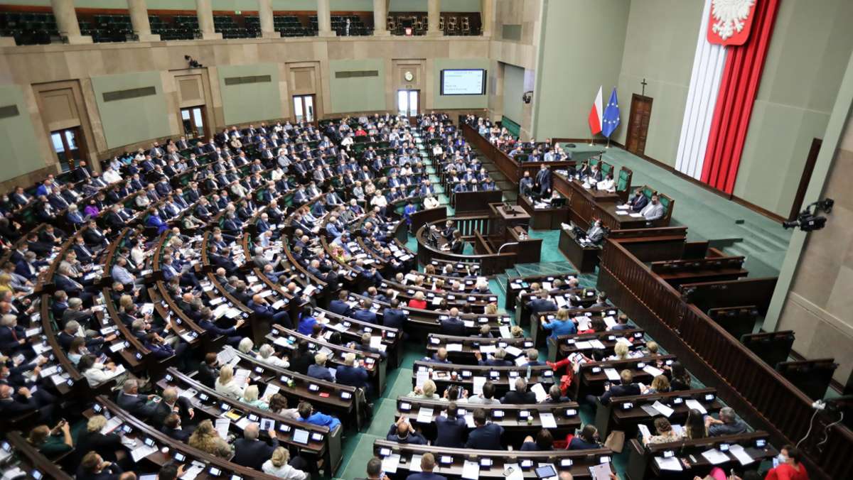 Regierungskrise in Polen: Parlament stimmt Kaczynskis Mediengesetz zu