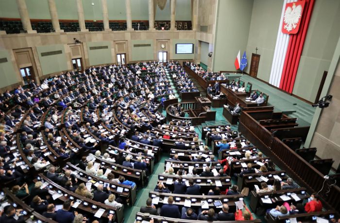 Parlament stimmt Kaczynskis Mediengesetz zu