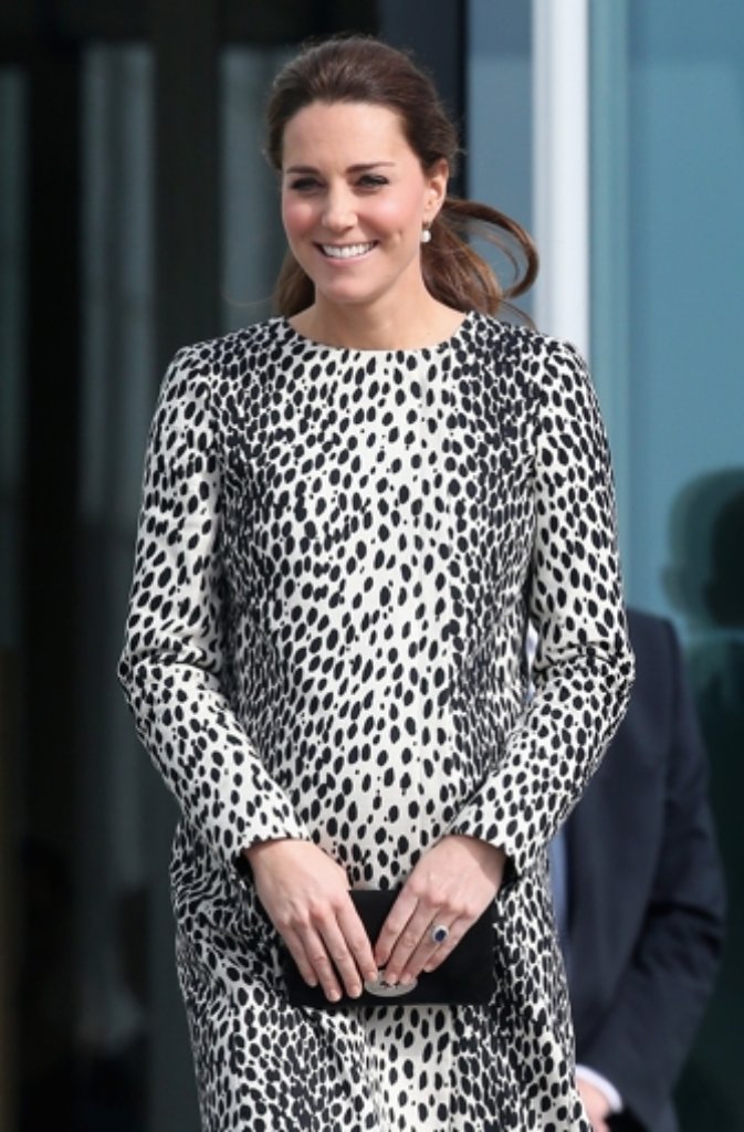 Im Dalmatiner-Look - der eingefleischten Kate-Fans noch von ihrer Schwangerschaft mit Prinz George im Gedächtnis sein dürfte - zeihte sich die kunstinteressierte Herzogin Kate Anfang März bei einer Turner-Ausstellung.