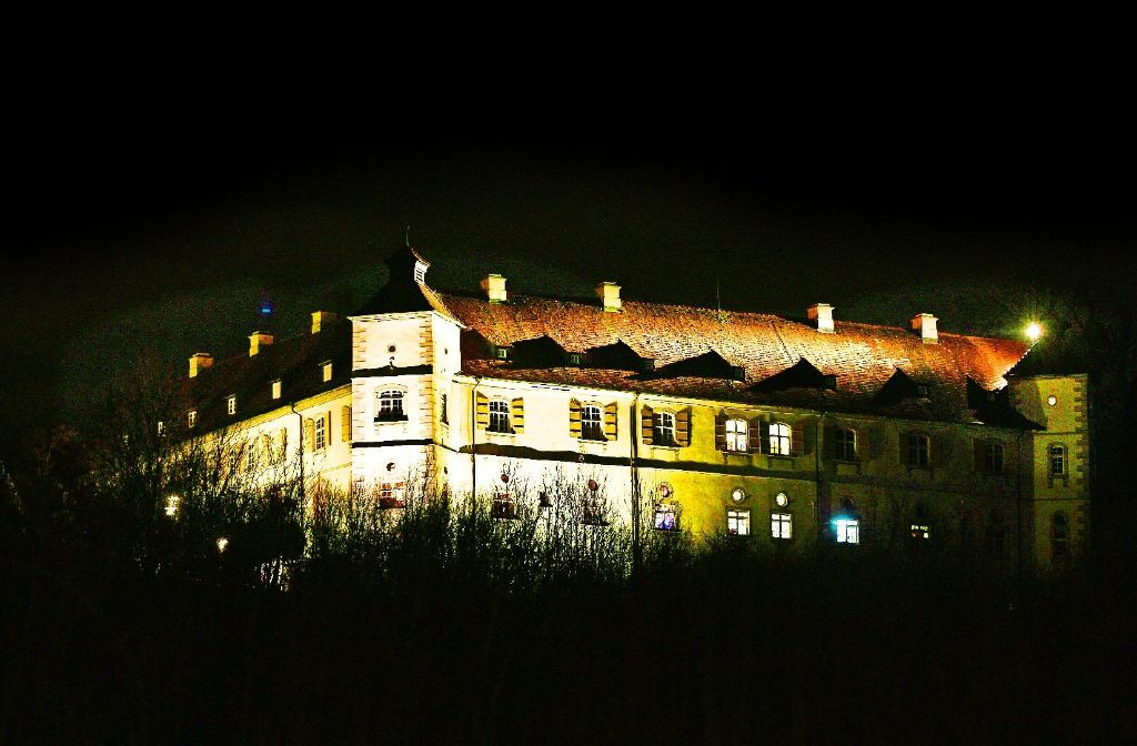 Nachher – vorher: um den Unterschied deutlich zu machen ist beim   Beleuchtungs-Testlauf nur die linke Seite der Nordfassade von Schloss Filseck  illuminiert worden.  Foto: Horst Rudel