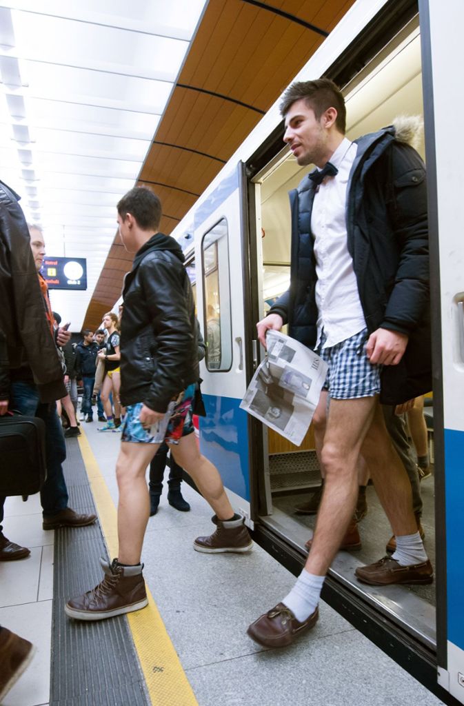 Teilnehmer der Aktion „No Pants Subway Ride“ verlassen 2016 in München mit Boxershorts bekleidet eine U-Bahn. Bewertung: Unterwäsche, die ähnlich erotisch ist wie „Gesundheitstreter“. Note: 3-.