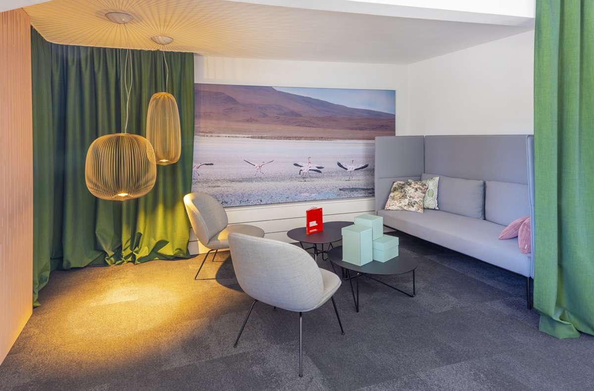 Für die Einrichtung der Lounge hat das architare Team das Alkoven-Sofa „Jaan Silent“ von Walter Knoll und den „Beetle Chair“ von Gubi gewählt.