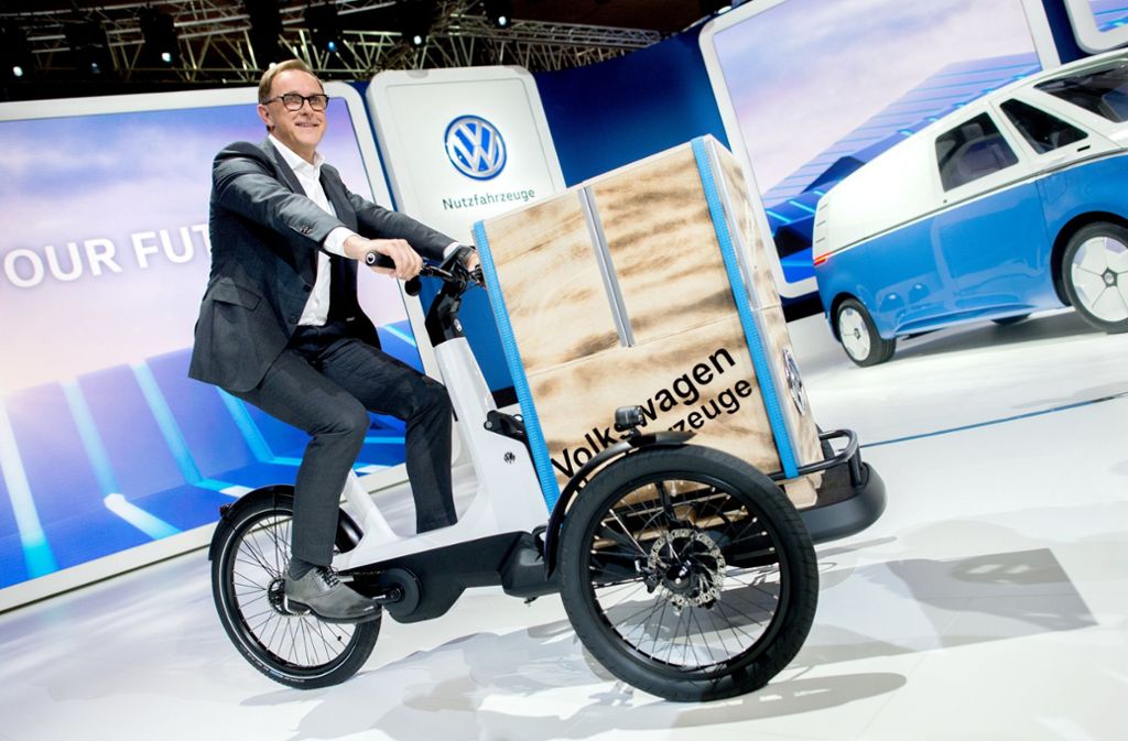 Thomas Sedran, Vorstand von VW-Nutzfahrzeuge, sitzt am Messestand der Wolfsburger auf einem neuen Cargo E-Bike. Mit dem dreirädrigen Lasten-Pedelec sollen zum Beispiel Handwerker klimaneutral zu Wartungs- und Servicearbeiten fahren. Bis zu 210 Kilogramm – den Fahrer eingerechnet – kann das Transportfahrrad tragen.