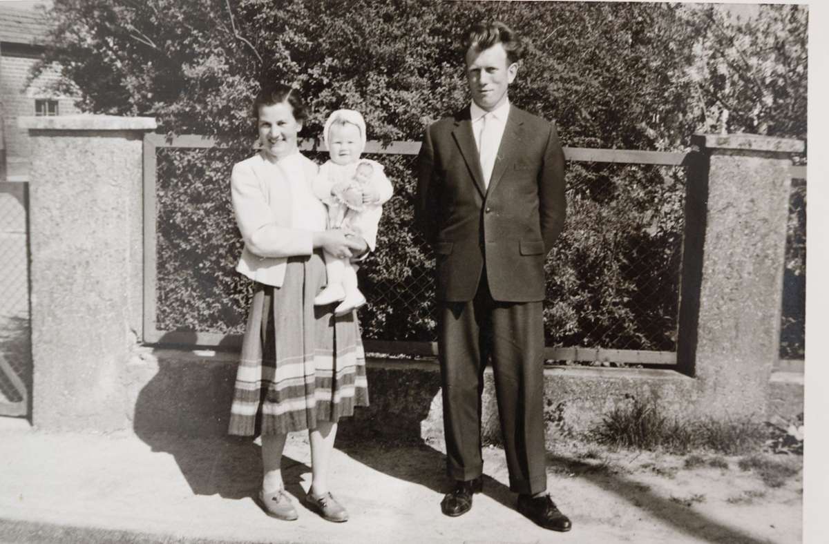 Ein Sonntag 1962: Der Vater im Anzug, die Mutter im handgewebten Rock, Ulrike mit Puppe