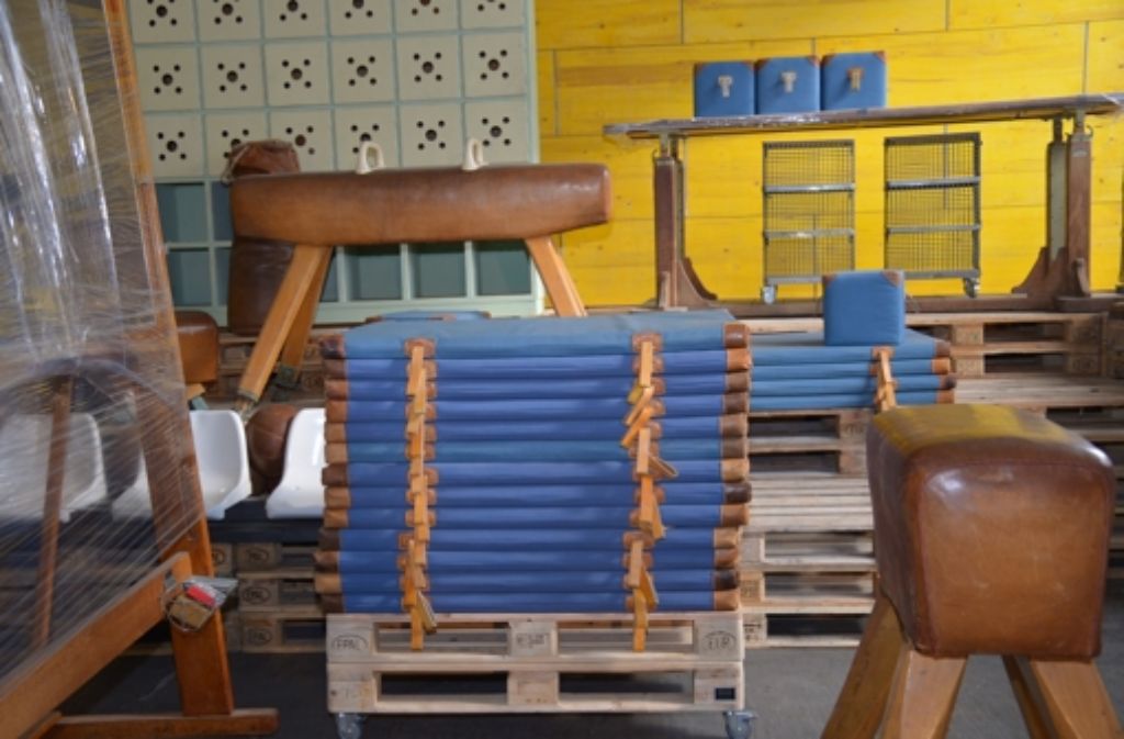 Neu zugeschnitten, vernäht und auf Paletten gestapelt dienen die blauen Turnmatten als Sitzgelegenheit.