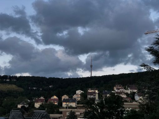 Dunkle Wolken über dem Fernsehturm kündigen den nächsten Regen an. Wir verraten euch 10 Gedanken, die wir bei Regenwetter im Kessel haben.  Foto: Joachim Baier