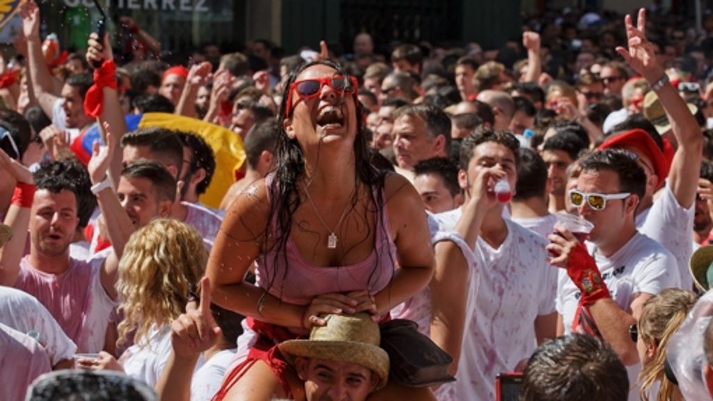  Die Stierhatz in Pamplona ist umstritten, doch die unzähligen Touristen aus Europa, Australien und den USA schert das nicht. Beim Sanfermines-Fest wird vor allem gefeiert und getrunken. 