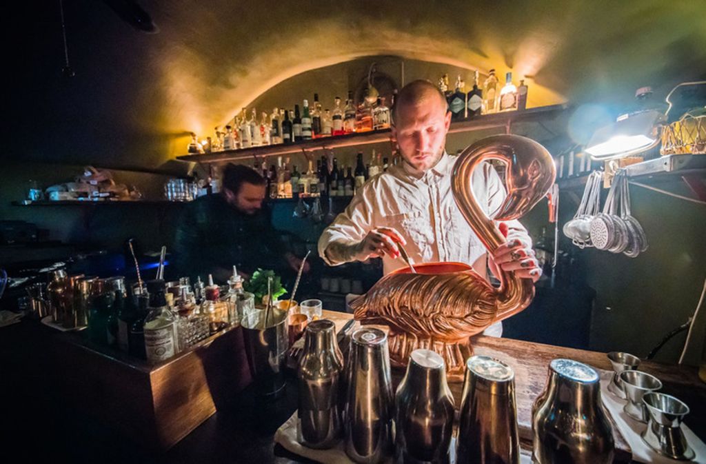 Michele Heinrich, Bar-Manager in der „The Kinly Bar“ in Frankfurt bereitet ein Getränk in einer überdimensionalen Schwan-Karaffe vor. Im Hintergrund arbeitet Joshua Besemer, der Barkeeper. Mit dem Mixology Bar Award 2020 für die „Bar des Jahres“ wurde die „The Kinly Bar“ in Frankfurt am Main ausgezeichnet.