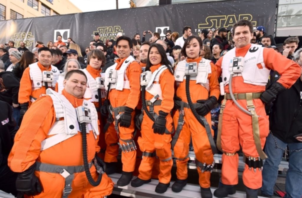 Ein ganzer Haufen treuer Luke Skywalker Fans demonstriert ihre Fanliebe und fällt mit leuchtend orangenen Kostümen auf.