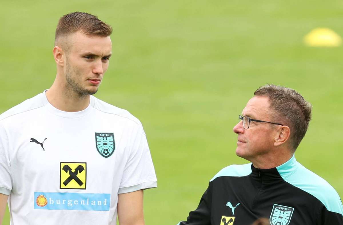 Österreichs neuer Nationaltrainer Ralf Rangnick (re.) im Gespräch mit VfB-Stürmer Sasa Kalajdzic