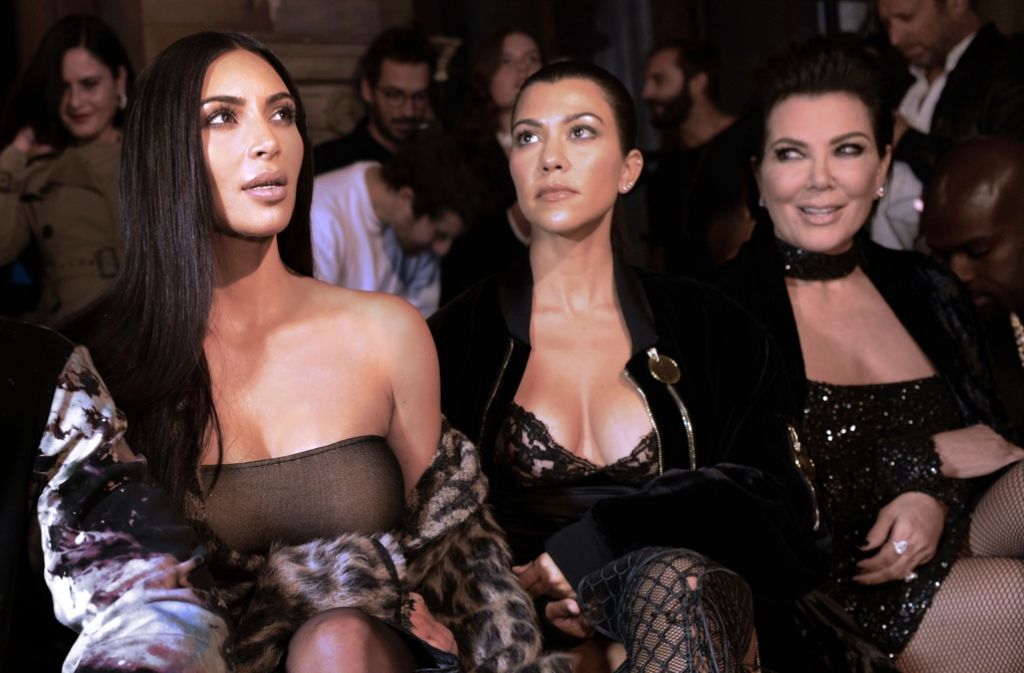 Kim Kardashian mit Schwester Kourtney Kardashian und Mutter Kris Jenner (von links) bei der Fashion Week – vier Tage bevor sie in ihrem Hotel überfallen wurde.