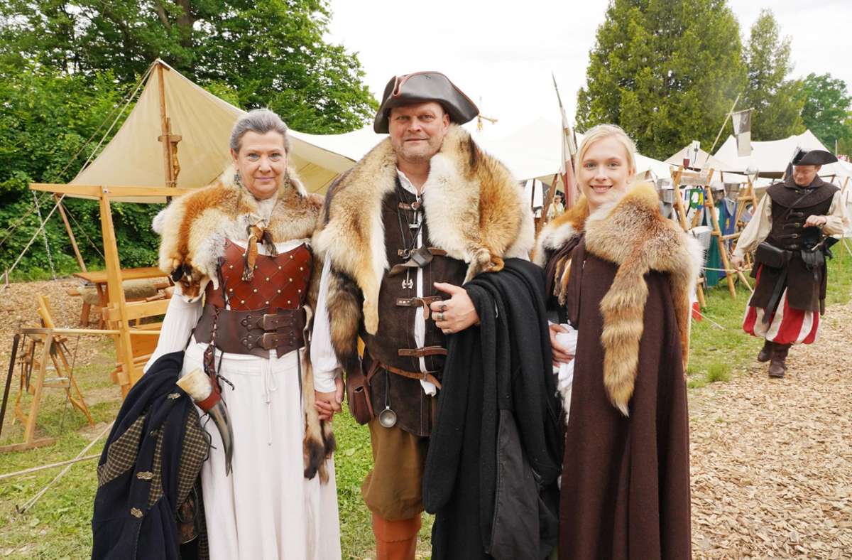Besucher in mittelalterlicher Kleidung.
