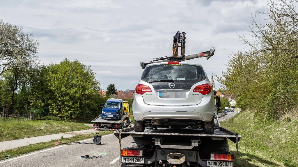 Bei dem Unfall zwischen Rutesheim und Renningen sind drei Menschen verletzt worden. Die beiden Autos mussten abgeschleppt werden.