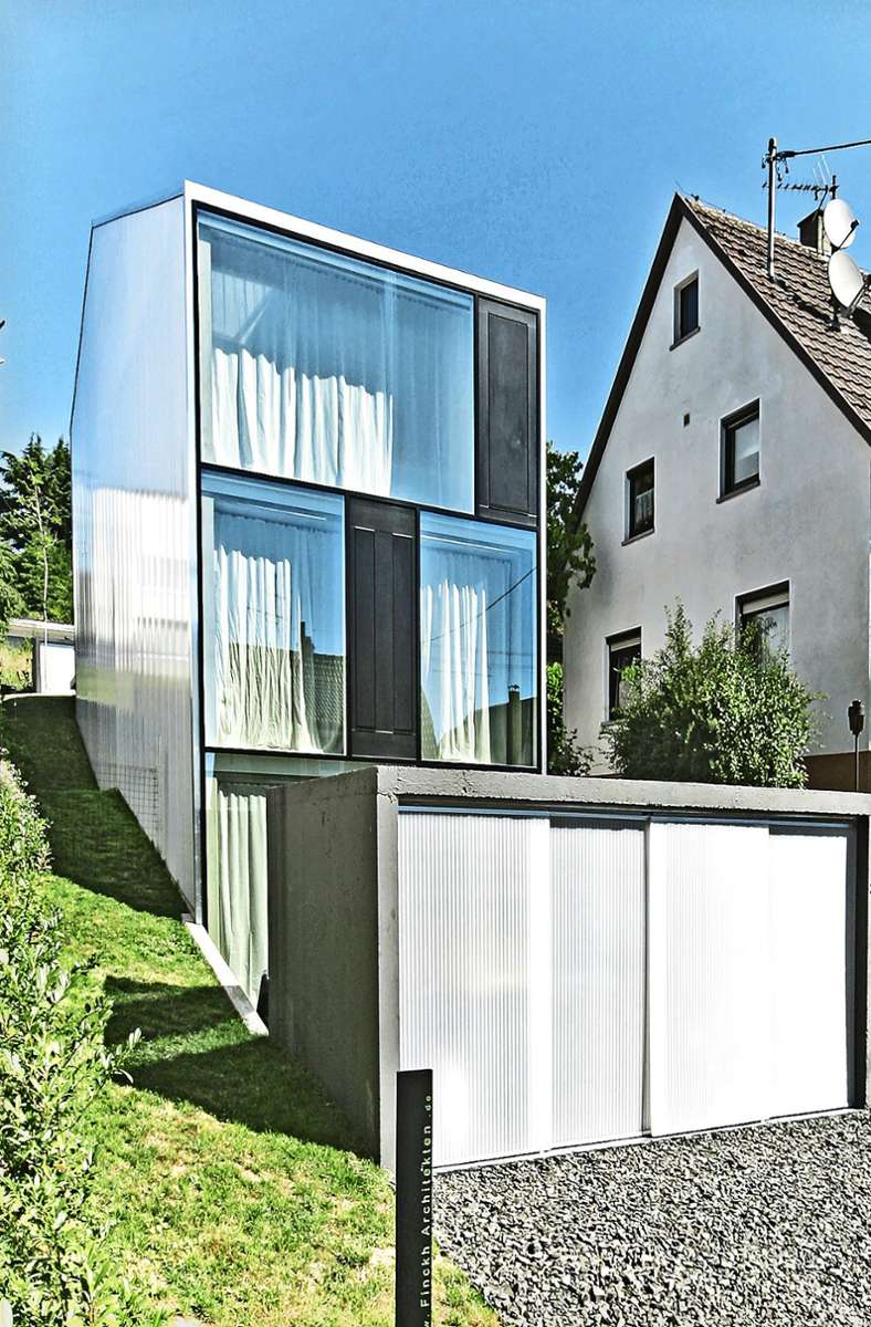 Auf einer ehemaligen Stichstraße in Esslingen hat der Architekt Thomas Sixt Finckh ein Einfamilienhaus gebaut – samt Einliegerwohnung. Die Box für Fahrräder vorm Haus schützt vor neugierigen Blicken.