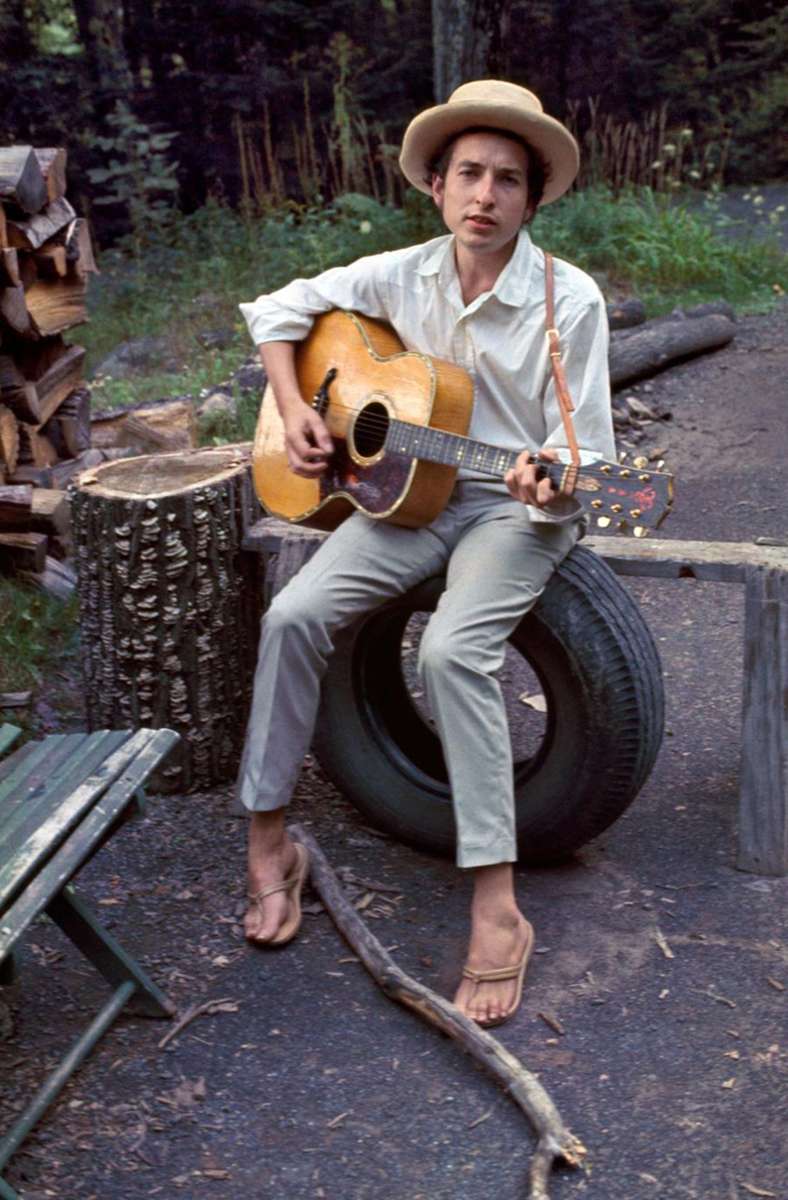 4. All Along The Watchtower Keinen seiner Songs hat Dylan auf Konzerten so oft gespielt wie „All Along The Watchtower“, der 1967 auf „John Wesley Harding“ erschien. Trotzdem ist Jimi Hendrix’ Version dieser dunklen, mysteriösen und mit Bibelzitaten versetzten Fabel berühmter – ein Schicksal, das viele Dylan-Nummern teilen: „It’s All Over Know, Baby Blue“ kennt man eher von The Them, „Mr. Tambourine Man“ von den Byrds, „Knockin’ On Heaven’s Door“ von Eric Clapton oder Guns N’ Roses. Im Bild: eine Aufnahme von Elliot Landy aus dem Jahr 1967. Hier geht es zum Video