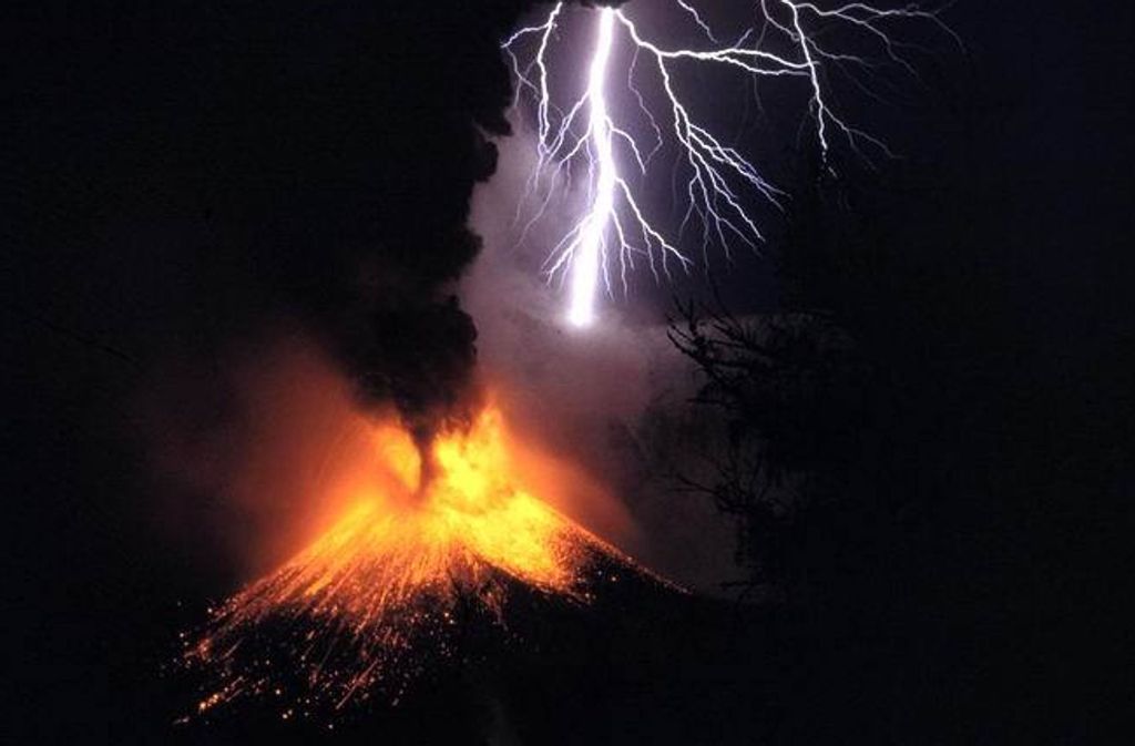 Ausbruch des Vulkans Rinjani 1994 mit Eruptionsgewitter: Der Rinjani liegt auf der auf der indonesischen Insel Lombok und ist nach dem Kerinchi der zweithöchste Vulkan des Inselstaates.