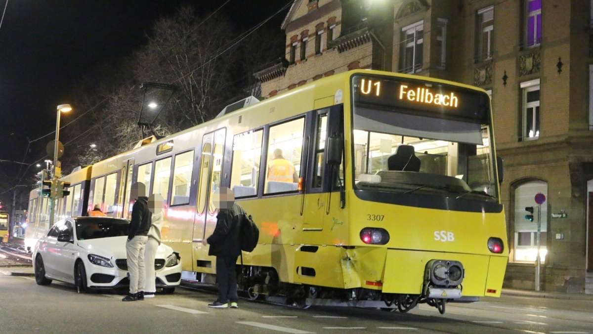 Unfall in Stuttgart-Bad Cannstatt: Auto kollidiert mit Stadtbahn – 75.000 Euro Schaden