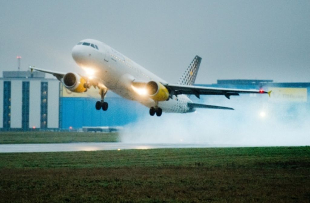 Ein Flugzeug startet bei Sturmböen und Regen auf dem Flughafen Hannover (Niedersachsen).