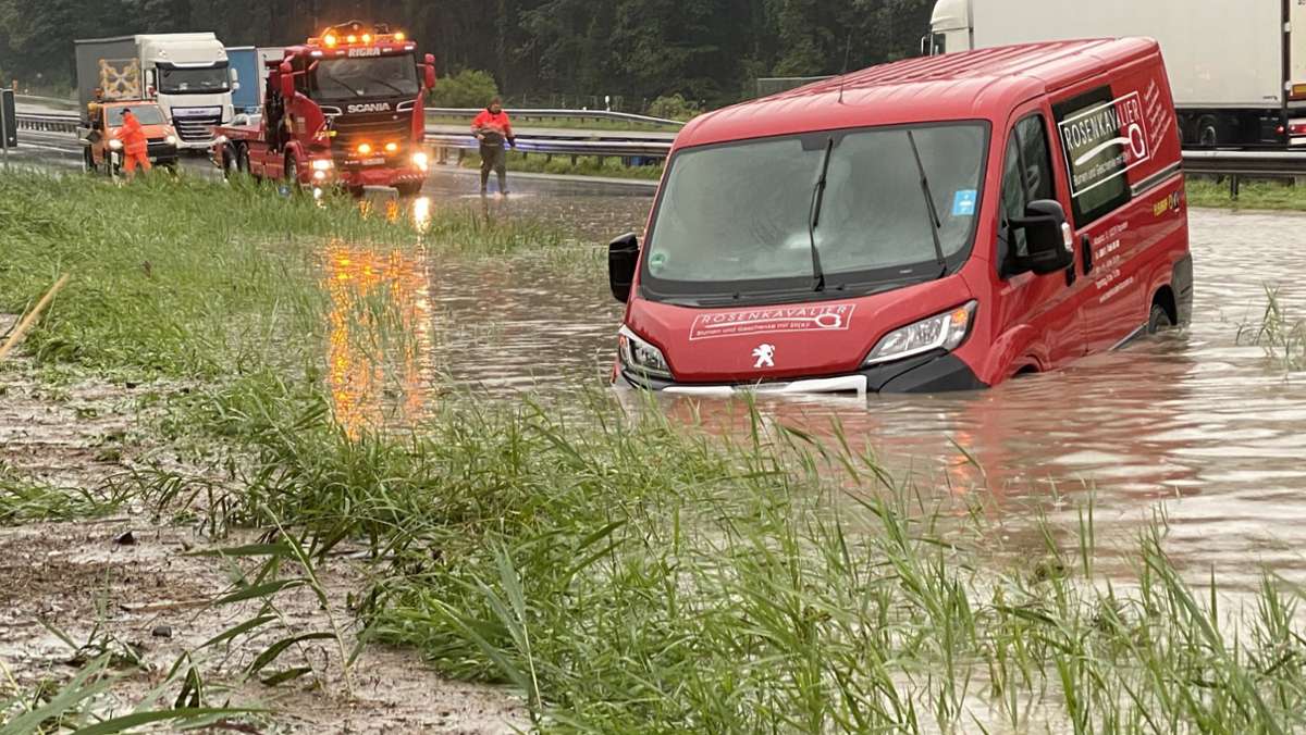 Überschwemmungen in Oberbayern: Hochwasser nach starken Regenfällen – A8 gesperrt