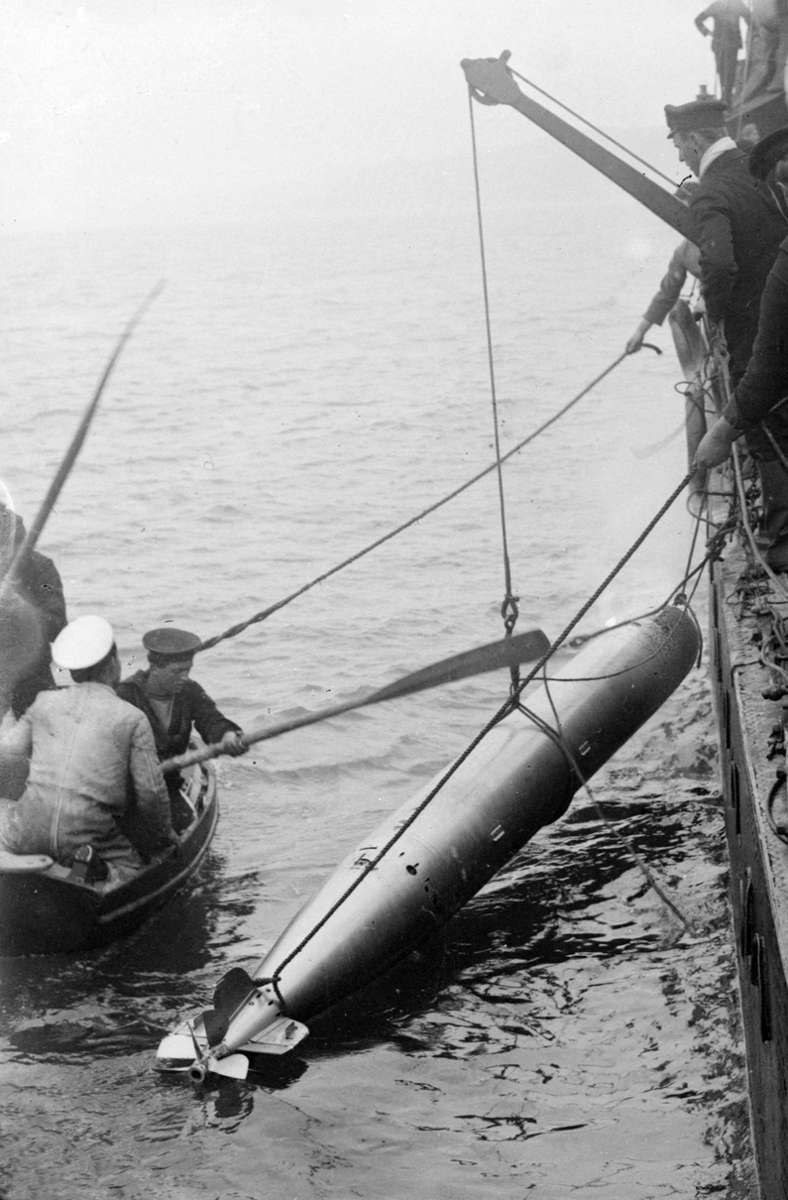 Britische Seeleute bergen eine Torpedo – um 1914