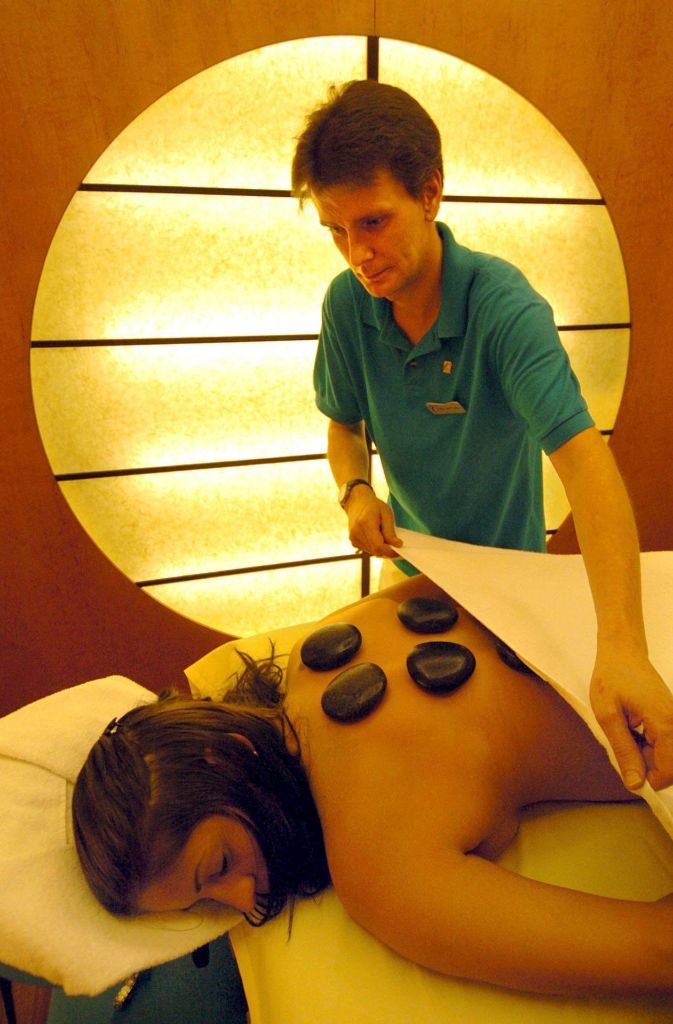 Tipp 10: Wohltuende Massagen Eine Massage mit wärmendem Aromaöl ist wohl das schönste Mittel gegen die Kälte. Die Massage regt die Durchblutung an und sorgt noch dazu für Entspannung.
