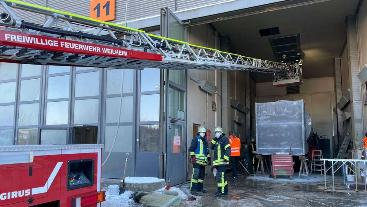  Am Donnerstagmorgen ist in einer Firma in Weilheim (Kreis Esslingen) ein Feuer ausgebrochen. Bis zum Eintreffen der Feuerwehr bekämpften vier Mitarbeiter die Flammen – sie mussten in Krankenhaus. 