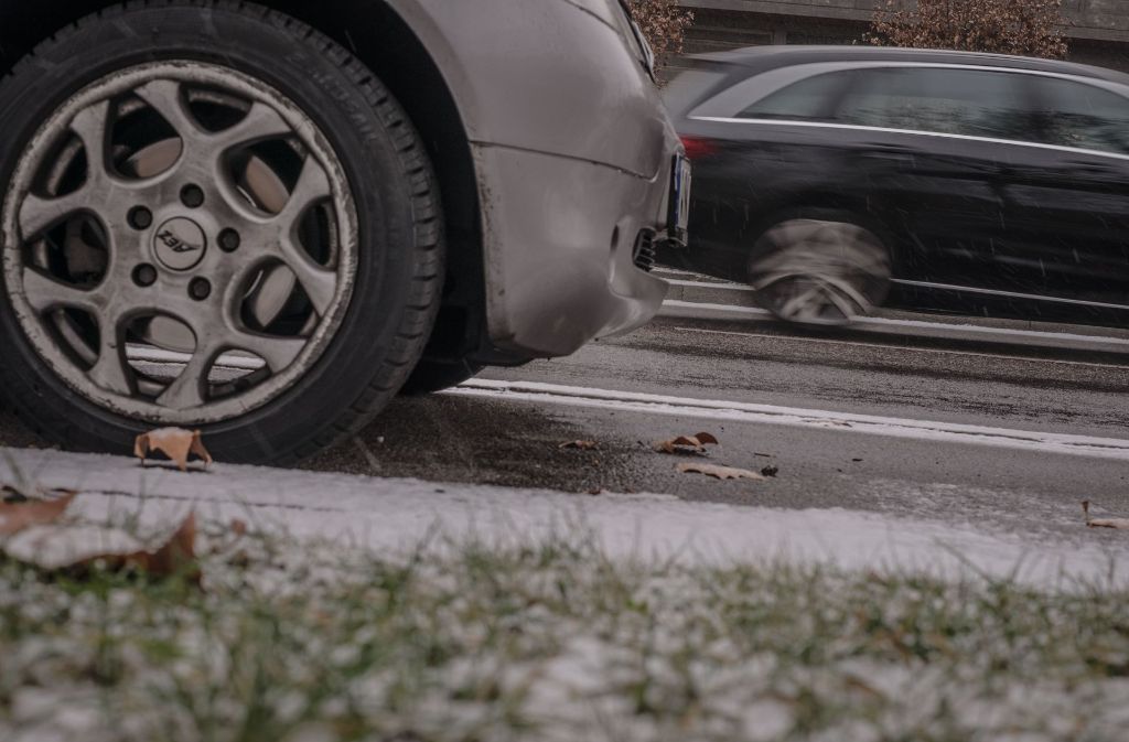 Dichtes Schneetreiben Polizei Warnt Autofahrer Mit Sommerreifen