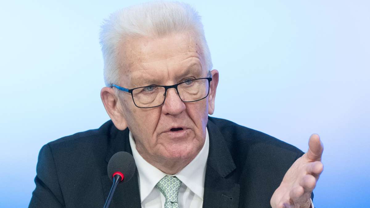  Dem baden-württembergischen Ministerpräsidenten Winfried Kretschmann gehen die Beschlüsse aus der Bund-Länder-Runde nicht weit genug. 