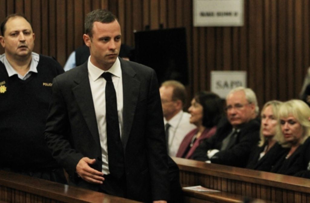 Mit 90 Minuten Verspätung hat der Prozess gegen Oscar Pistorius begonnen.