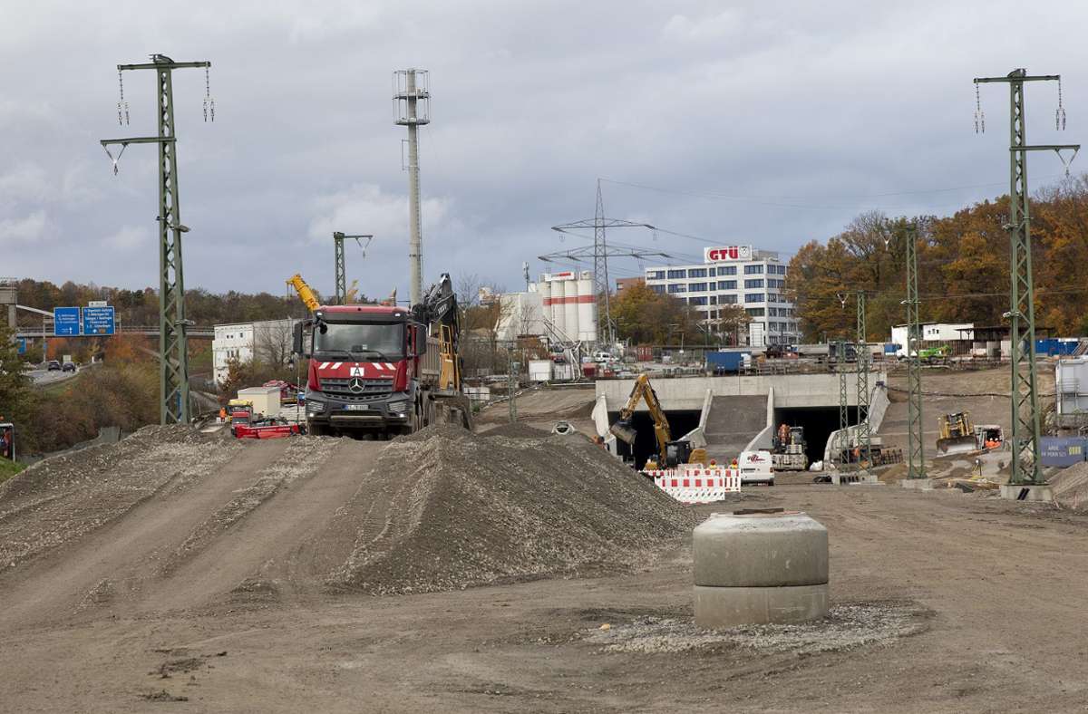 Die Streckenbauer nähern sich dem Gewerbegebiet Fasanenhof, wo der Fildertunnel Richtung Stadt beginnt.