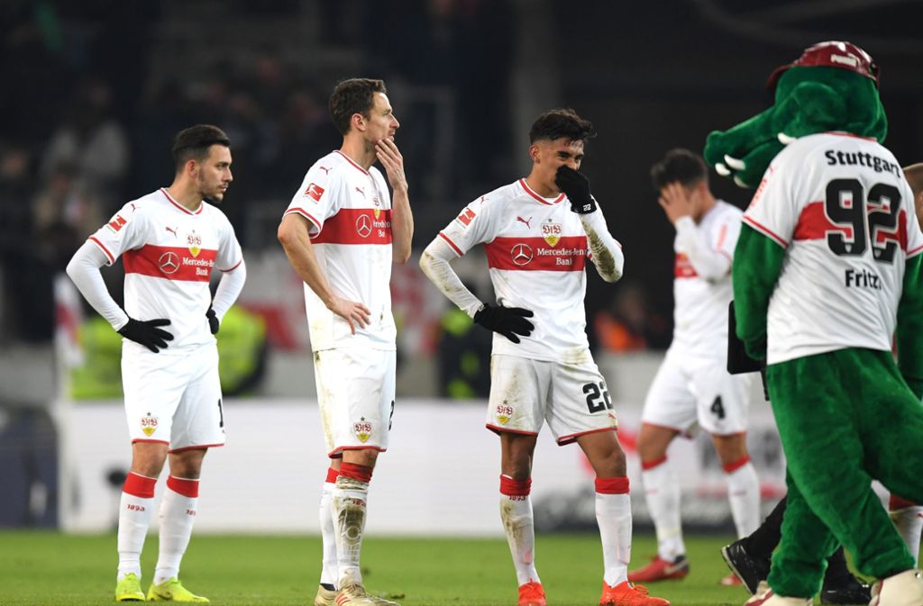 14 Punkte nach 19 Spieltagen markieren einen Negativrekord in der Bundesliga-Historie des VfB Stuttgart. Hochgerechnet auf 34 Spieltage käme der VfB mit diesem Punkteschnitt auf 25 Zähler, was in der Vergangenheit stets den Sturz in die Zweitklassigkeit zur Folge hatte. Selbst in den beiden Abstiegsjahren stand der Verein zum selben Zeitpunkt besser da: 2015/16 mit 21 Punkten nach 19 Spieltagen, in der Saison 1974/75 waren es auf die Drei-Punkte-Regel umgerechnet 16.