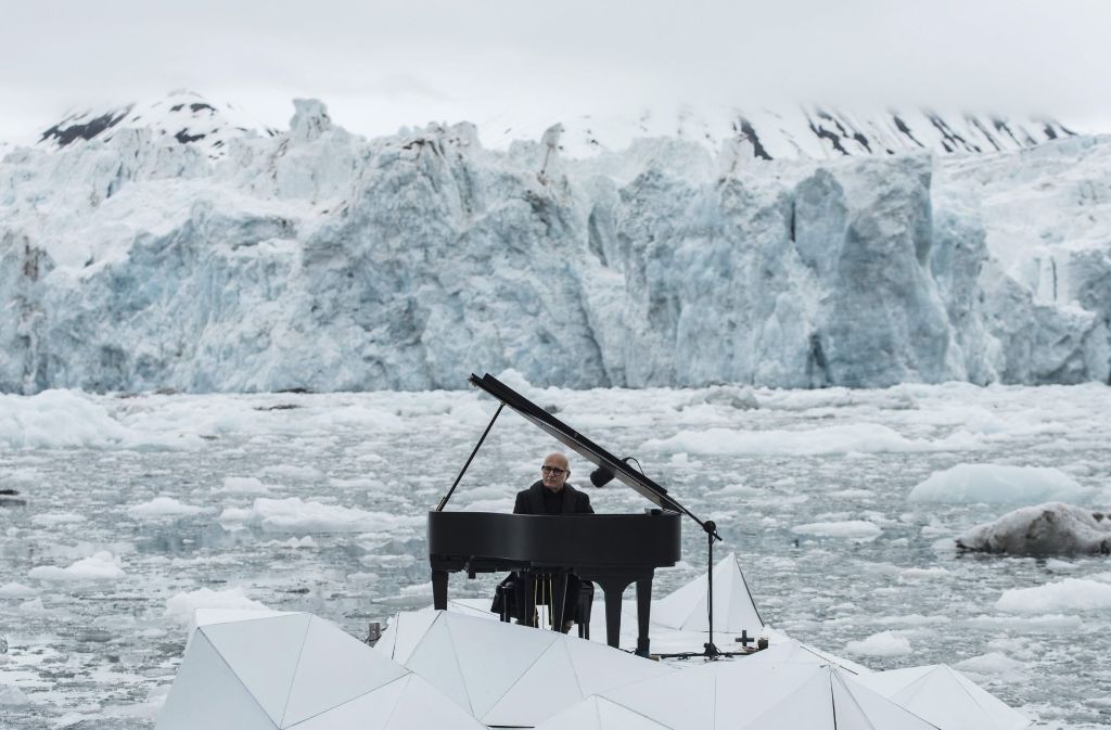 Ein Foto der Umweltaktivistengruppe Greenpeace zeigt den italienischen Pianisten Ludovico Einaudi beim Klavierspiel vor dem Wahlenbergbreen Gletscher in Norwegen.