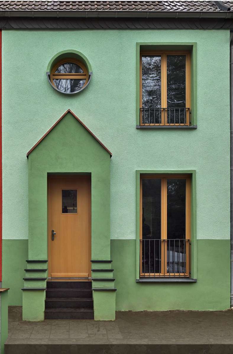 EIn Reihenhaus in Köln: Die Jury des Gestaltungspreises der Wüstenrot-Stiftung würdigte, wie ein Bestandsgebäude aus den 1920er Jahren durch einen wertschätzenden, den Kontext respektierenden Umbau für die Bedürfnisse einer fünfköpfigen Familie mit drei kleinen Kindern adaptiert wurde.