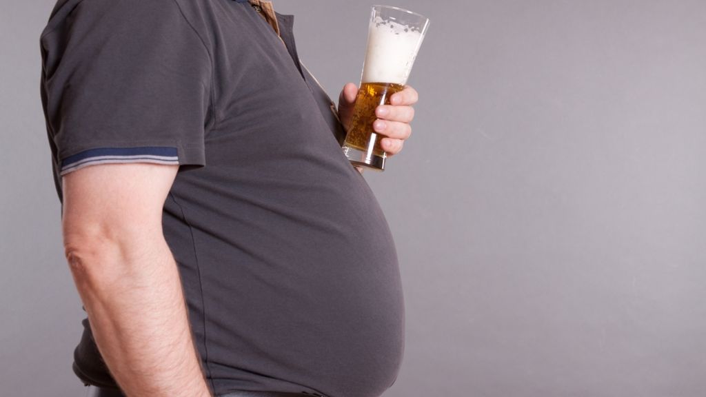 Alkohol und Gewicht: Frauen trinken sich schneller einen Bierbauch an