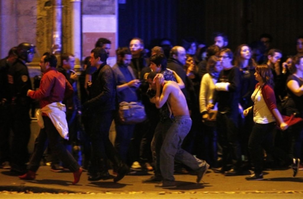 Terror in Paris: bei Anschlägen auf den Konzertclub Bataclan und unweit des Stade de France sterben mehr als 130 Menschen. Frankreich ist geschockt – und die Welt hält zu Frankreich.